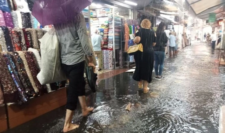 İzmir'i sağanak yağış vurdu... Tarihi Kemeraltı Çarşısı'nı su bastı, yollar göle döndü!