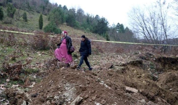 Jandarma ekiplerinin gözetiminde rüyasında gördüğü defineyi arıyor