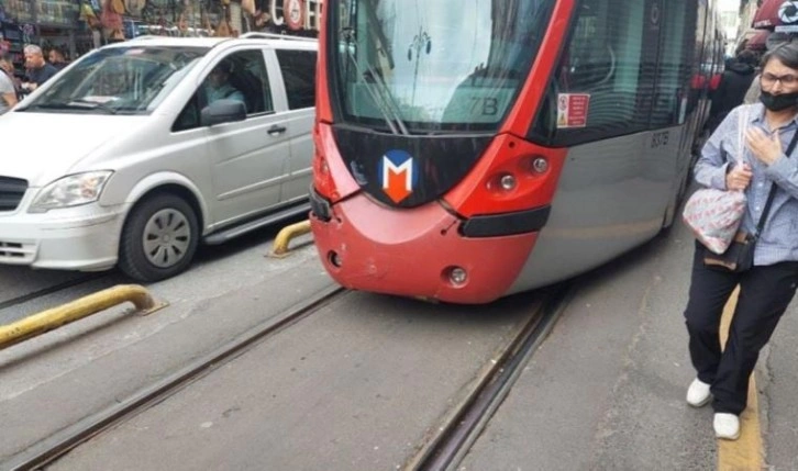 Kabataş-Bağcılar seferini yapan tramvay Sirkeci'de raydan çıktı: Seferlerde aksama yaşandı