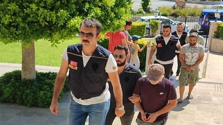 Kaçakçıların oyununu polis bozdu! Nakliyeci kılığında taşıdıkları 12 göçmenle yakalandılar