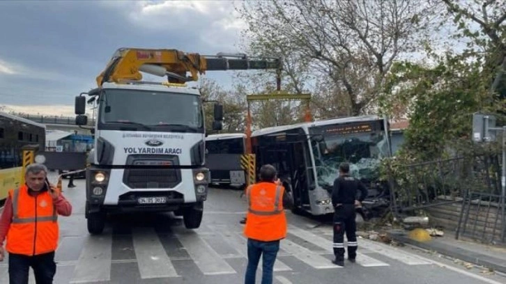 Kadıköy'de belediyenin bahçe duvarına çarpıp asılı kalan metrobüs çekildi