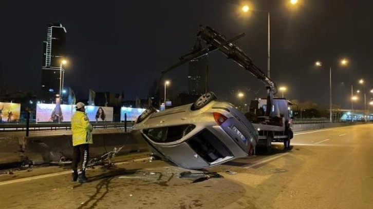 Kadıköy'de devrilen otomobildeki 3 kişi yaralandı