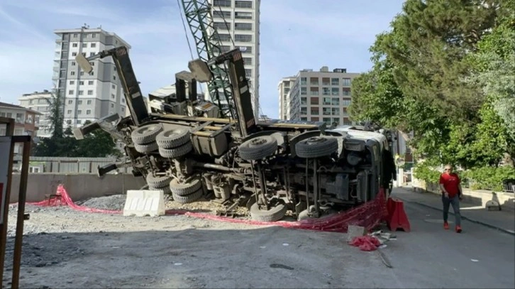 Kadıköy'de metro şantiyesinde vinç devrildi