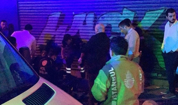 Kadıköy'de otomobil takla attı: 2 yaralı