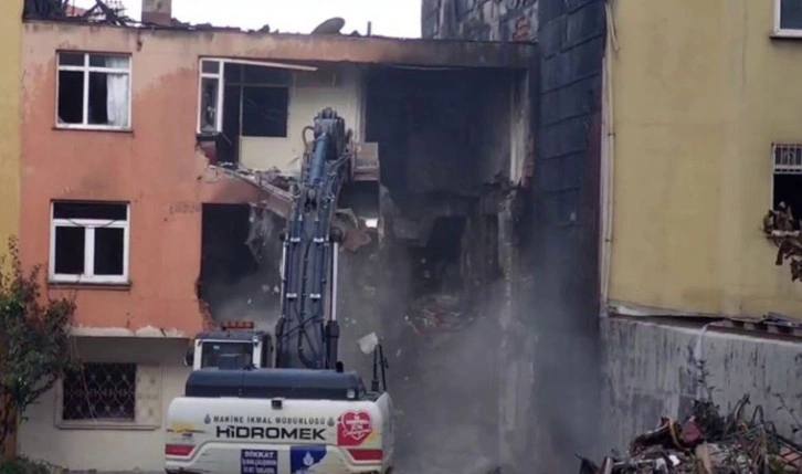 Kadıköy’de patlamanın yaşandığı bina iş makinesiyle yıkılmaya başlandı
