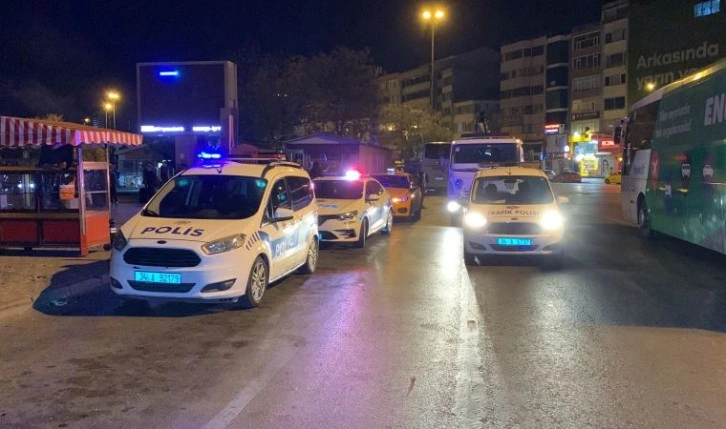 Kadıköy’de polisin dur ihtarına uymayan otomobilden ruhsatsız tabanca ve uyuşturucu çıktı