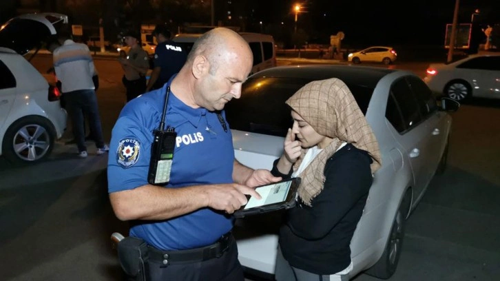 Kadın sürücü denetimden kaçtı, ters şeride girdi! Gerçek yakalanınca ortaya çıktı