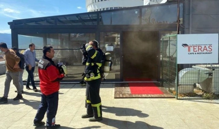 Kafeteryadaki trafo bomba gibi patladı: 2 yaralı