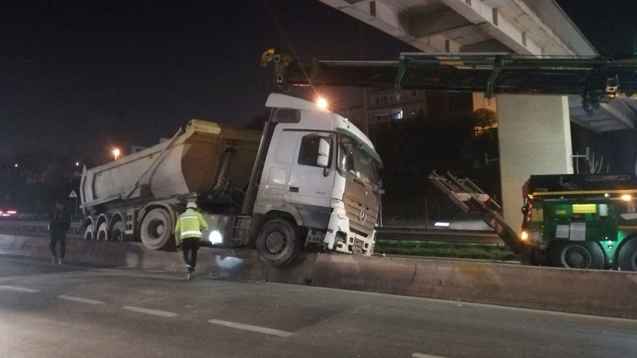 Kağıthane'de hafriyat kamyonu beton bariyerlerde asılı kaldı