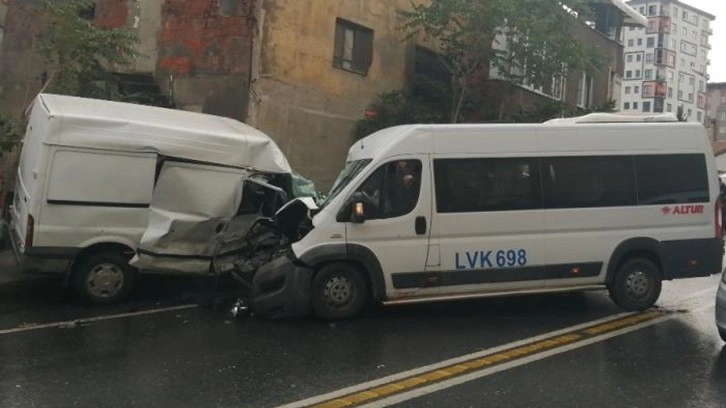 Kağıthane'de feci kaza! İki araç kafa kafaya çarpıştı: Yaralılar var