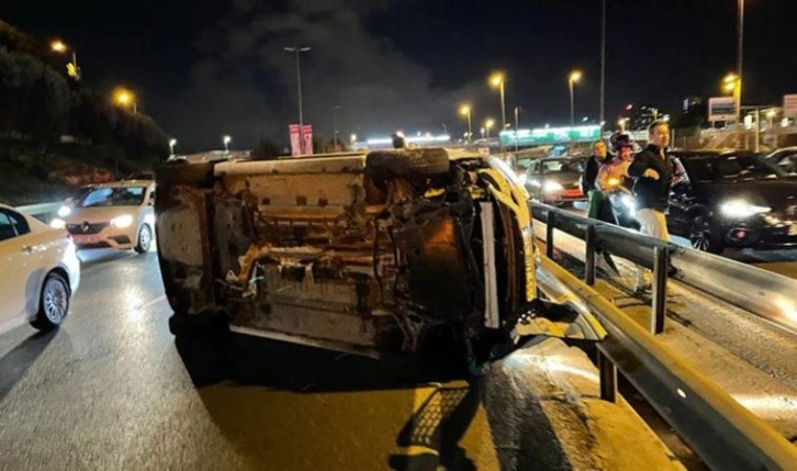 Kağıthane’de meydana gelen trafik kazasında otomobil yan yattı: 1 yaralı