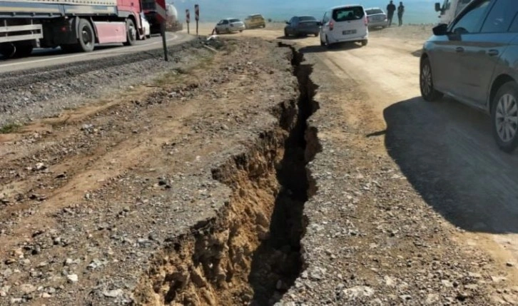 Kahramanmaraş depreminde yol yarıldı, araç içine düştü!