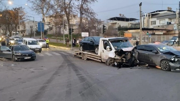 Kahramanmaraş'ta çekici kırmızı ışıkta bekleyen araçlara çarptı, 6 kişi yaralandı