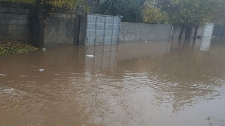 Kahta’da yağmur sonrası yollar göle döndü