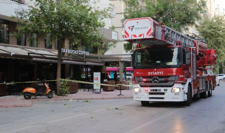 Kahve içerken üstlerine beton parçaları düştü: 1’i ağır 2 yaralı