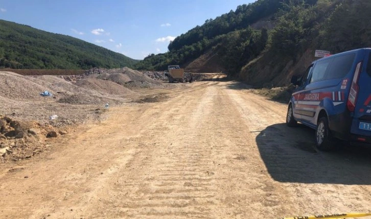 Kamyondan dökülen dolgu malzemesinin altında kalan şoför öldü