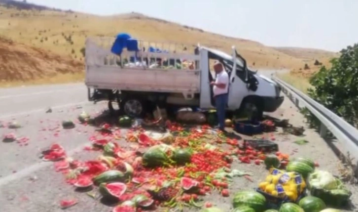 Kamyonet, bariyerlere çarpıp devrildi: Meyveler yola saçıldı