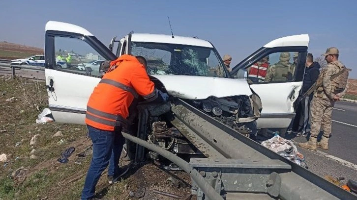 Kamyonet bariyerlere ok gibi saplandı! Feci kazada ölü ve yaralılar var