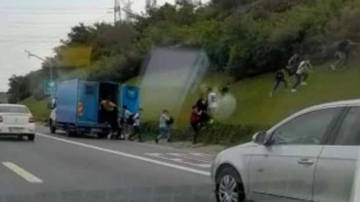 Kamyonet bozuldu, içindeki göçmenler koşarak kaçtı