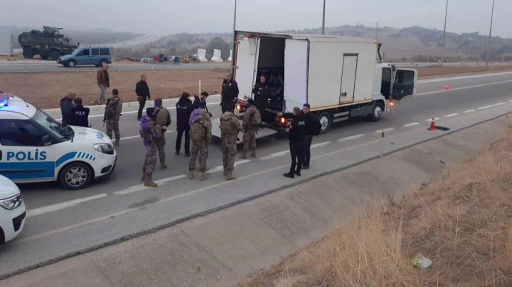 Kamyonet kasasında 51 düzensiz göçmen!