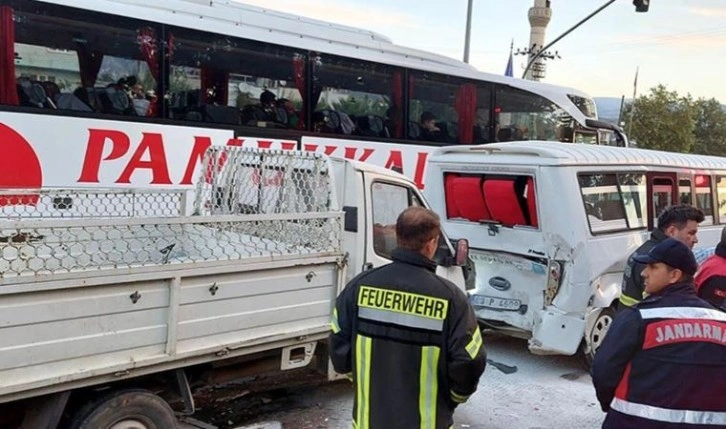 Kamyonet, kırmızı ışıkta bekleyen servise çarptı: 1 ölü, 6 yaralı