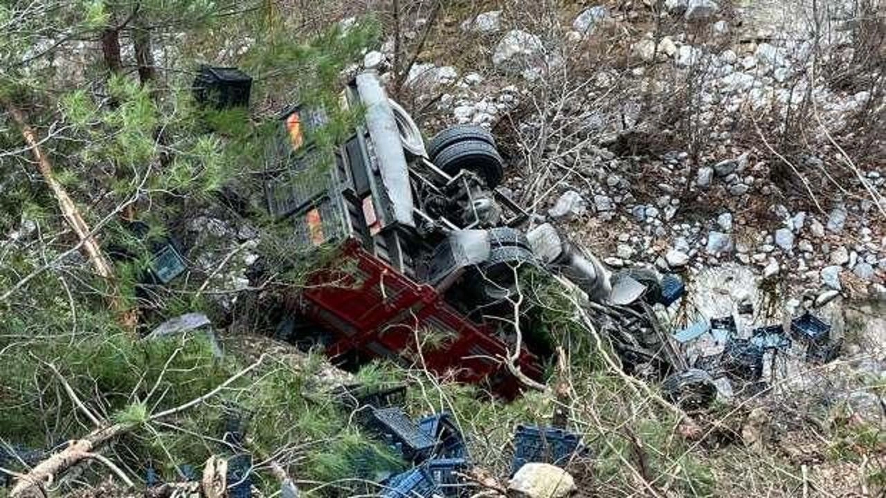 Kamyonet uçuruma düştü: Ölü ve yaralı var!