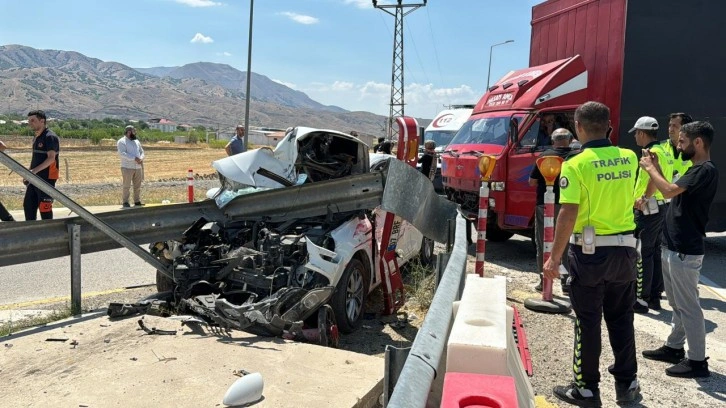 Kamyonla çarpışan otomobil bariyerlere saplandı