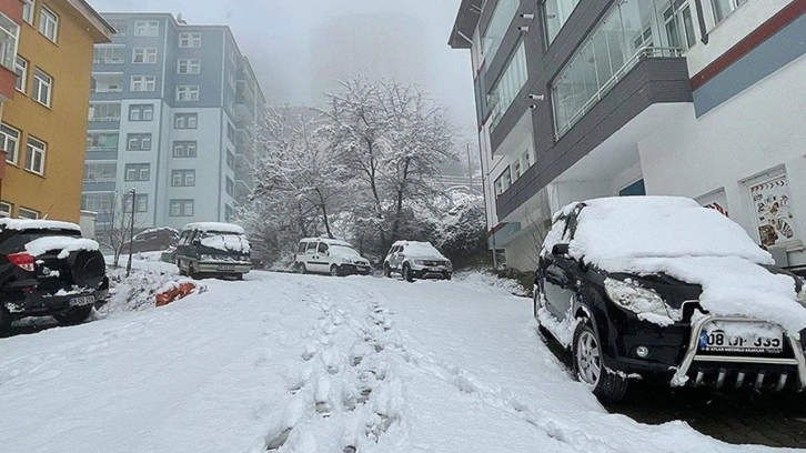 Kar fena bastırdı! O ilde okullar tatil edildi