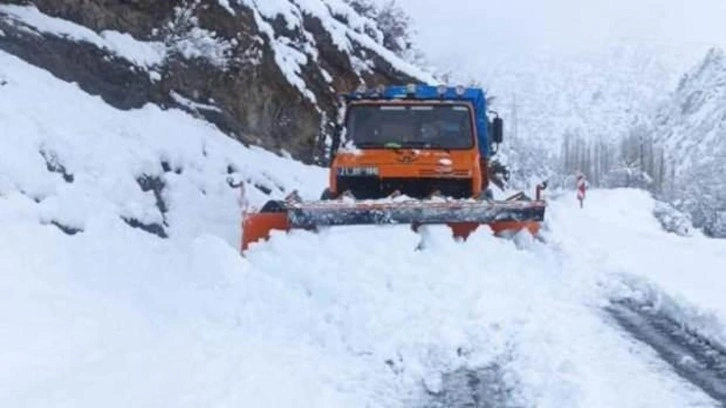 Kar kalınlığı 1 metreyi geçti, 20 köy yolu ulaşıma kapandı