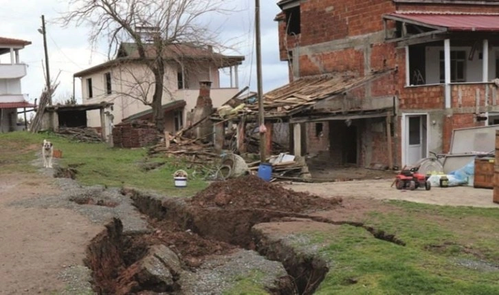 Kar suları heyelanlara neden oldu: 3 ev hasar gördü, 1,5 metrelik yarıklar oluştu