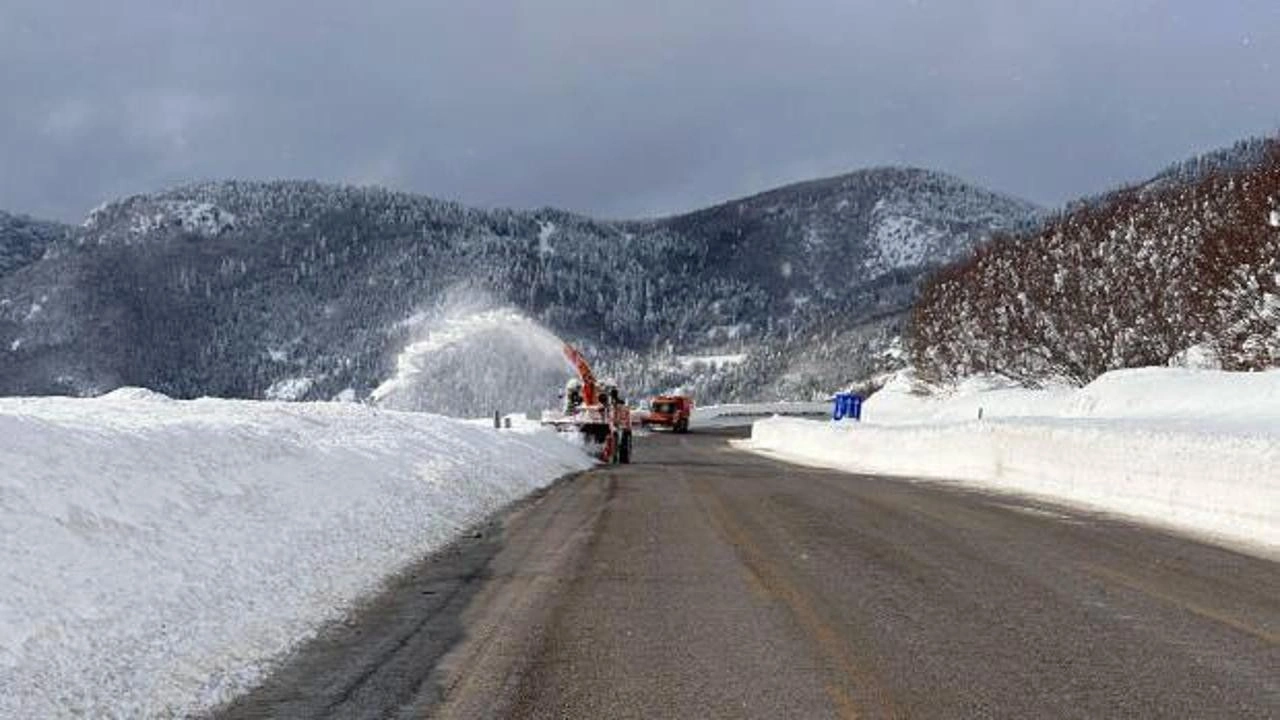 Kar yağışı ve buzlanma Samsun ile Kastamonu'da ulaşımı felç etti