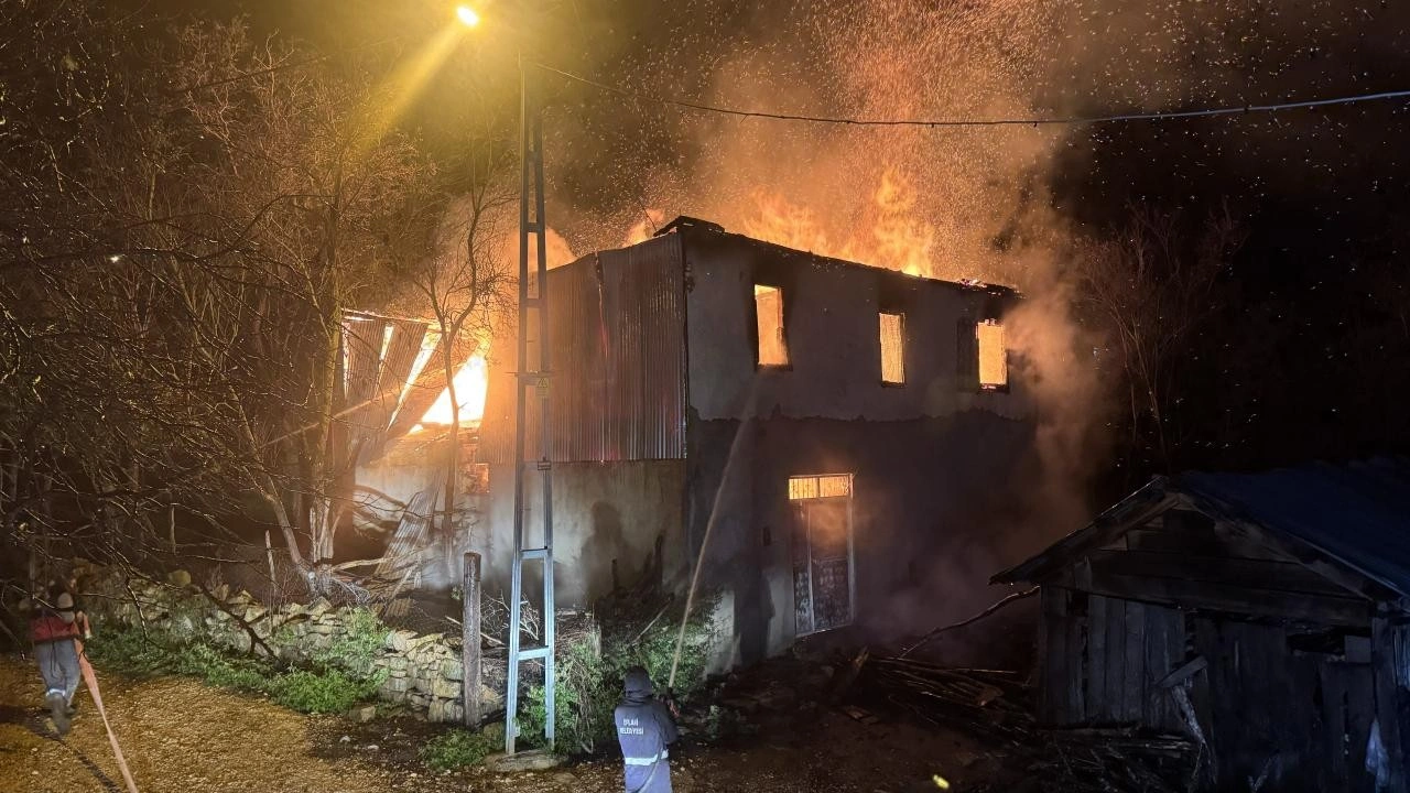 Karabük'te iki katlı ev yandı