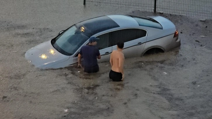 Karabük’te sağanak yağış: Yollar göle döndü