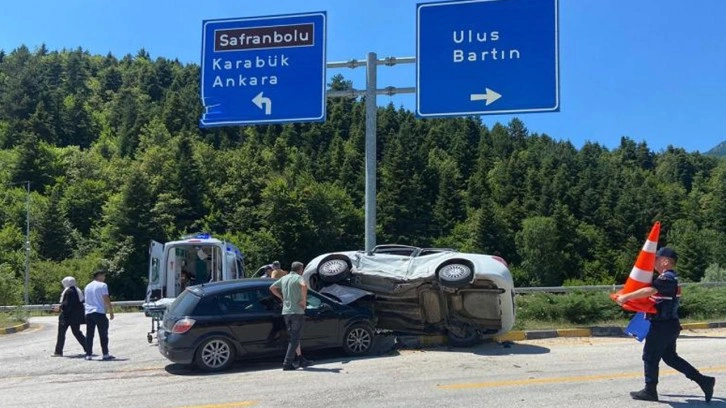 Karabük'te iki otomobil çarpıştı: 1 ölü, 8 yaralı