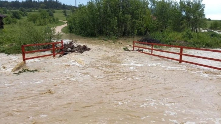 Karabük'te sağanak: Dere taştı, yollar göle döndü