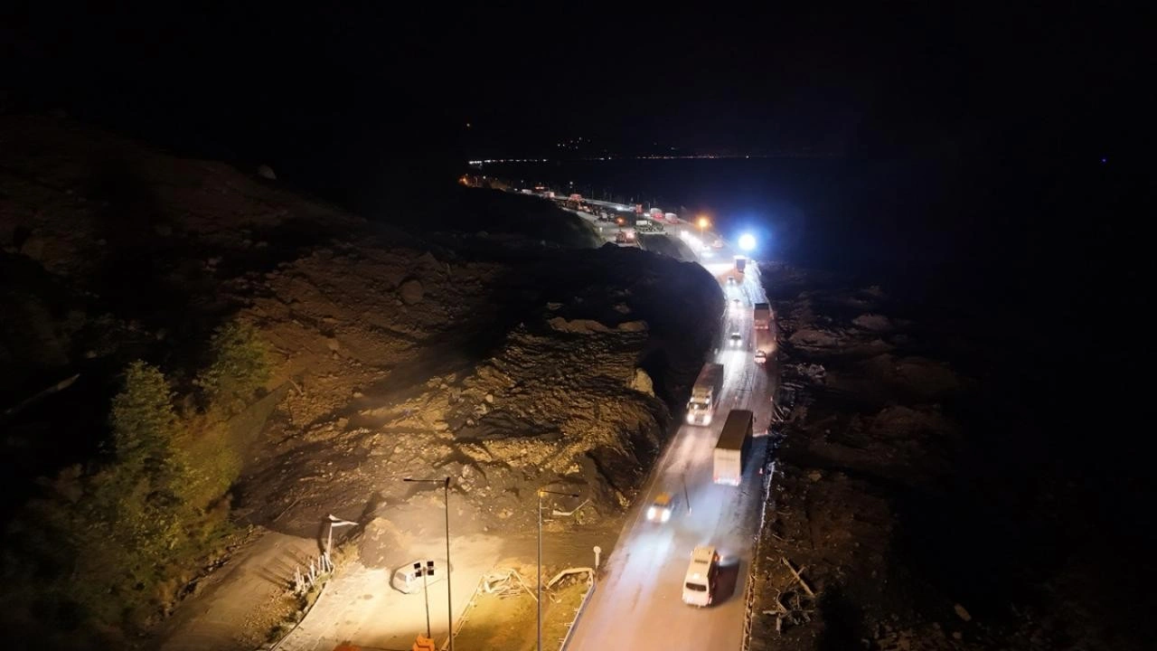 Karadeniz Sahil Yolu tek şeritten ulaşıma açıldı