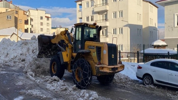 Karlıova’da karlar kamyonlarla ilçe dışına taşıyor