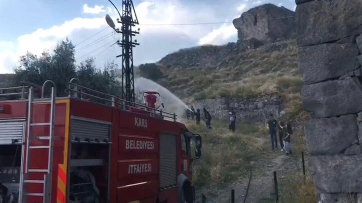 Kars Kalesi'nde yangın! Kuru otları ateşe veriler