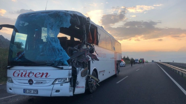 Karşı şeride geçen tır, otobüsle kafa kafaya çarpıştı! 2 ölü, 6’sı ağır 20 yaralı