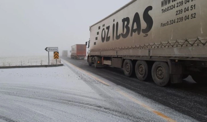 Kars'ta kar, tipi ve buzlanma: TIR'lar yolda kaldı