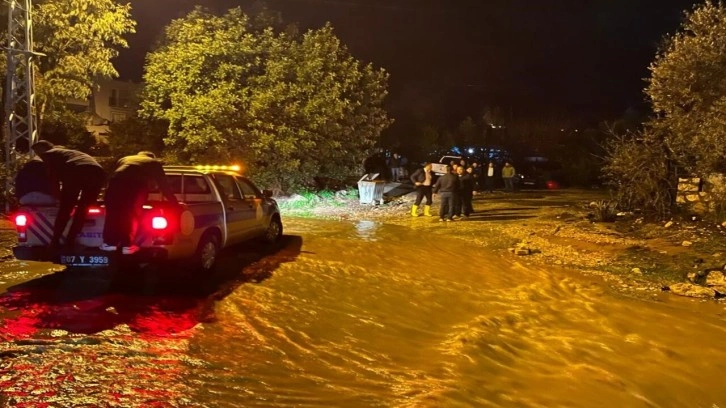 Kaş'ta bir camiyi su bastı, küçükbaş hayvanlar telef oldu