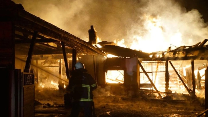 Kastamonu’da alevler geceyi aydınlattı hiçbir şeyi kurtaramadılar