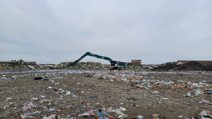 Kastamonu'da fırtınanın vurduğu ilçede sahil çöple kapandı