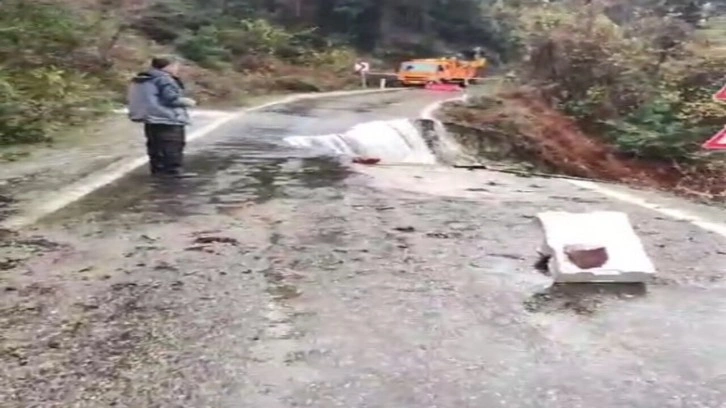 Kastamonu'da heyelan sebebiyle iki ilçenin bağlantısı kesildi