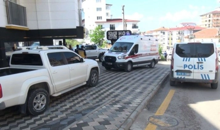 Kavga ettiği emlakçı kardeşleri tabancayla bacaklarından vurdu