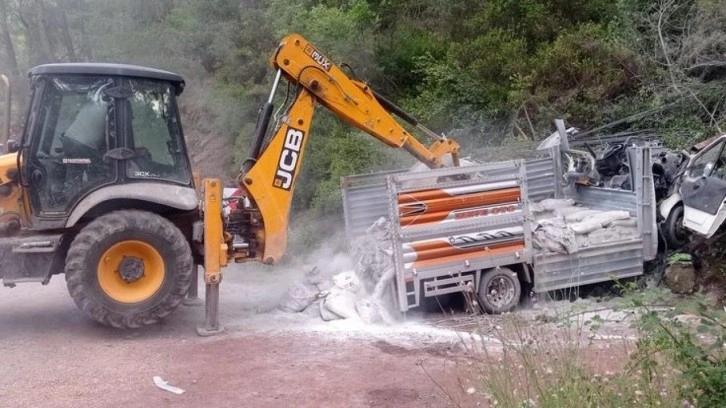 Kayalığa çarpan kamyonetteki 2 kişi hayatını kaybetti