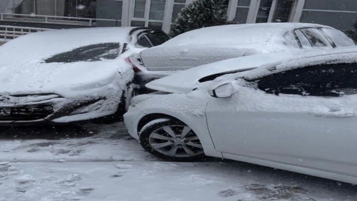 Kayganlaşan yol kazayı beraberinde getirdi