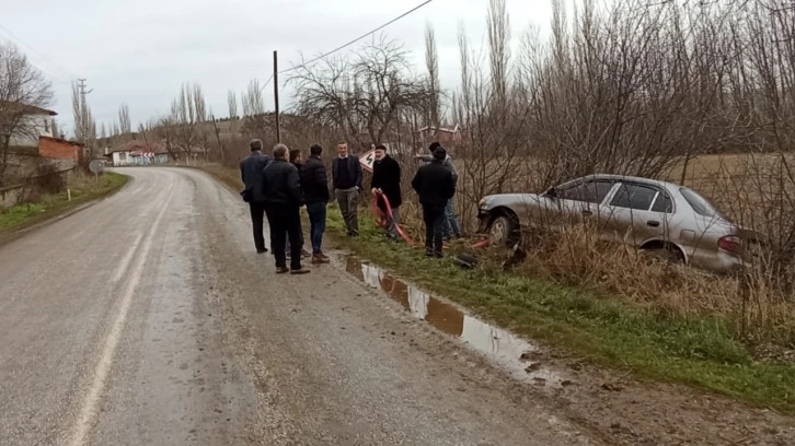 Kayganlaşan yolda direksiyon hakimiyetini kaybetti