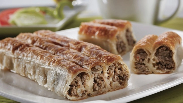 Kaynananız bile tarifini isteyecek hazır yufkadan kıymalı börek tarifi