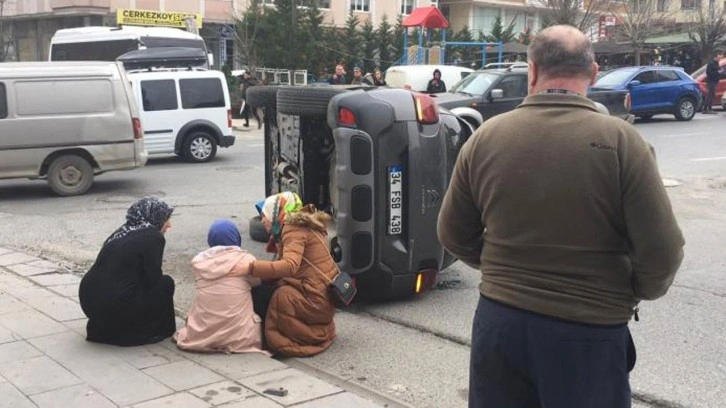 Kazada aracı yan yattı kadın sürücü şoka girdi